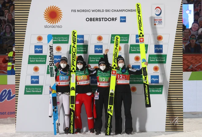 Nika Križnar, Špela Rogelj, Urša Bogataj in Ema Klinec na lanski tekmi v Oberstdorfu. FOTO: Kai Pfaffenbach/Reuters
