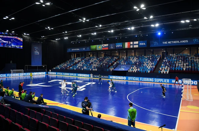 Les Slovènes ont ouvert avec succès le championnat d'Europe de futsal aux Pays-Bas.  PHOTO : UEFA