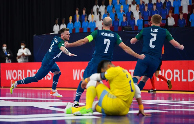 Denis Totošković je z golom za vodstvo z 1:0 takole spravil v veselje soigralce. FOTO: Uefa
