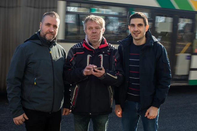 Ustvarjalce aplikacije BlindBus Mirsada Zejnića, Edvarda Vodovnika in Mateja Pečnika je združil plemenit motiv &ndash; pomagati sočloveku. FOTO: Voranc Vogel
