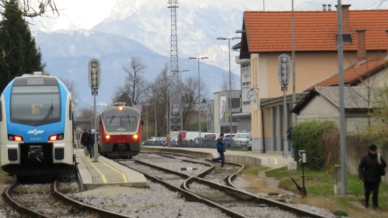 Fotografija: Dotrajana železniška postaja v Domžalah ne more biti v ponos občini in tudi ne državi. FOTO: Bojan Rajšek/Delo
