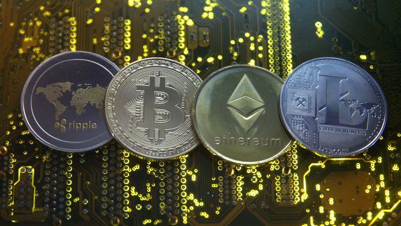 Fotografija: Ripple, bitcoin, etherum in litecoin so le štiri izmed več kot 16.000 kriptovalut. FOTO: Dado Ruvić/Reuters
