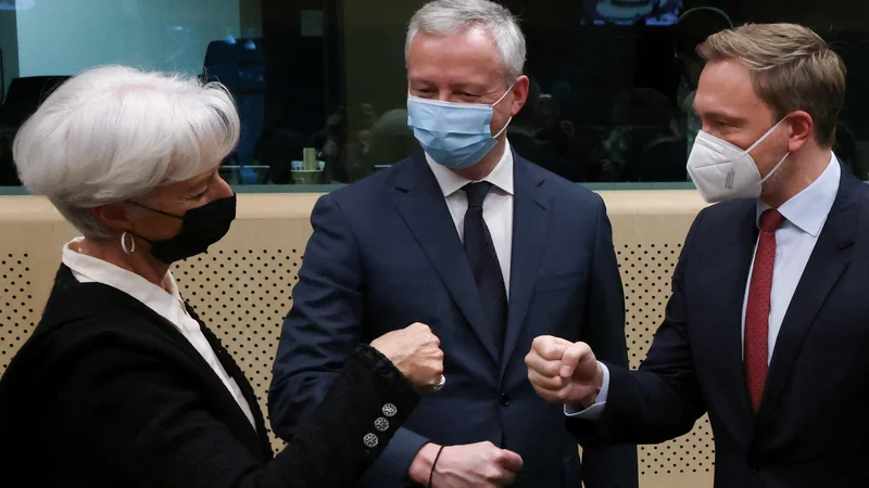 Fotografija: Kakšen je pravi tempo? Predsednica ECB Christine Lagarde, nemški finančni minister Christian Lindner in francoski minister za gospodarstvo in finance Bruno Le Maire na sestanku finančnih ministrov evroskupine prejšnji teden. FOTO: Yves Herman/Reuters