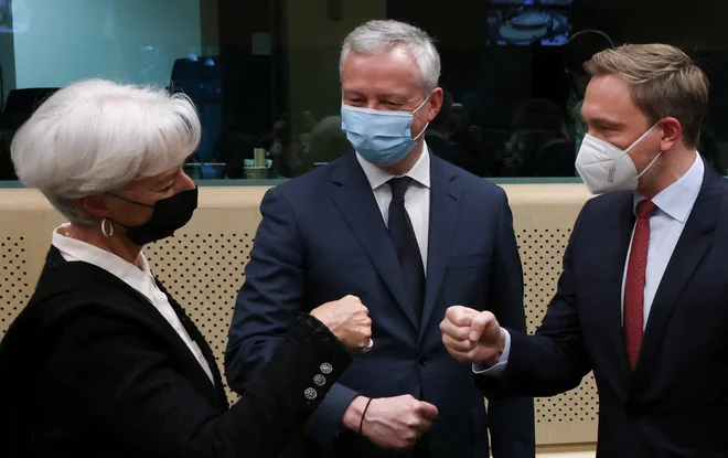 Kakšen je pravi tempo? Predsednica ECB Christine Lagarde, nemški finančni minister Christian Lindner in francoski minister za gospodarstvo in finance Bruno Le Maire na sestanku finančnih ministrov evroskupine prejšnji teden. FOTO: Yves Herman/Reuters
