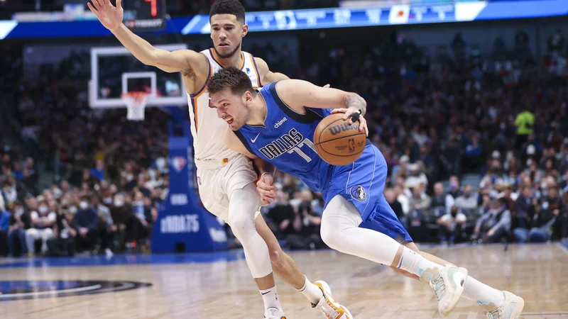 Fotografija: Luka Dončić in Phoenixov tekmec Devin Booker sta se razšla brez strelskega zmagovalca, oba sta dosegla po 28 točk, toda zvezdnik Phoenixa je z odlično obrambo v končnici tekme goste iz Arizone popeljal do 35. zmage v sezoni. FOTO: Kevin Jairaj/Usa Today Sports
