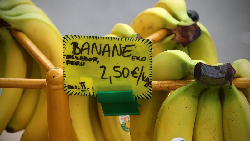Fotografija: Ena velika banana je dolga približno 20 centimetrov in je enaka eni porciji sadja. FOTO: Blaž Samec/Delo
