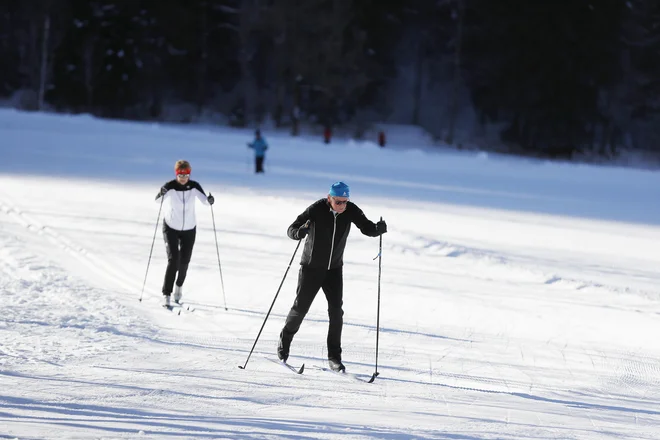 Moč jedra je bistvena pri vseh športnih početjih. Ko se odrinemo s palicama, upognemo v pasu, nam palici potegne nazaj, telo pa potisnemo naprej.  FOTO: Leon Vidic/Delo
