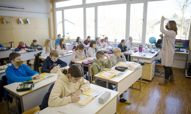 Učna pomoč je namenjena individualizirani razlagi snovi, največkrat pa jo izvajajo isti učitelji, ki poučujejo predmet, pri katerem ima otrok težave. FOTO: Jože Suhadolnik/Delo
