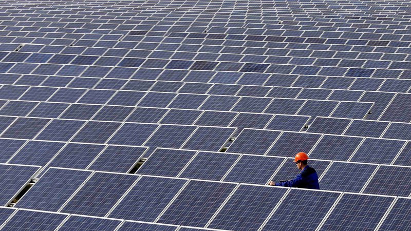 Fotografija: Sončne elektrarne so se, kot vse drugo, lani prvič po dolgem času nekoliko podražile. Foto Vasily Fedosenko/Reuters
