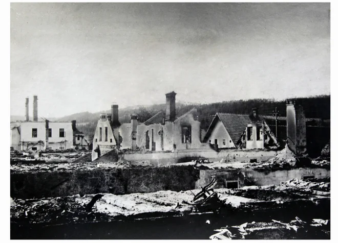 Številni bombni napadi in drugo pustošenje so Sodražico med letoma 1942 in 1945 zelo prizadeli, tako da so morali kraj po vojni tako rekoč pozidati na novo. Foto arhiv občine Sodražica
