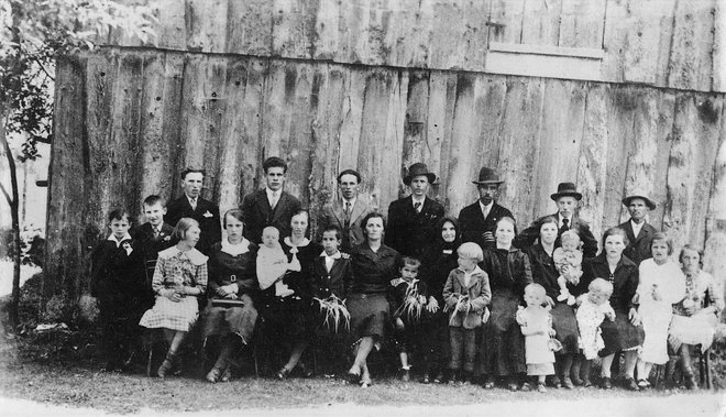 Vsi prebivalci naselja Betonovo na Gori leta 1935 ali 1936. Leta 2019 so tam živeli še štirje ljudje. Foto arhiv Mirka Kržeta
