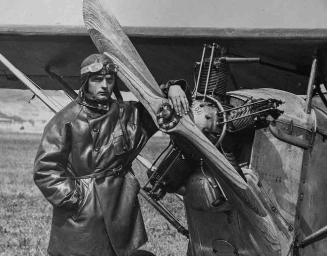 France Pirc ob letalu, ko je obiskoval pilotsko ali izvidniško šolo. Foto arhiv Franceta Pirca
