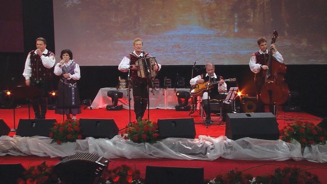 Ansambel Franca Miheliča na jubilejnem koncertu ob 40-letnici, novembra 2011 v Ribnici. Foto arhiv družine Mihelič
