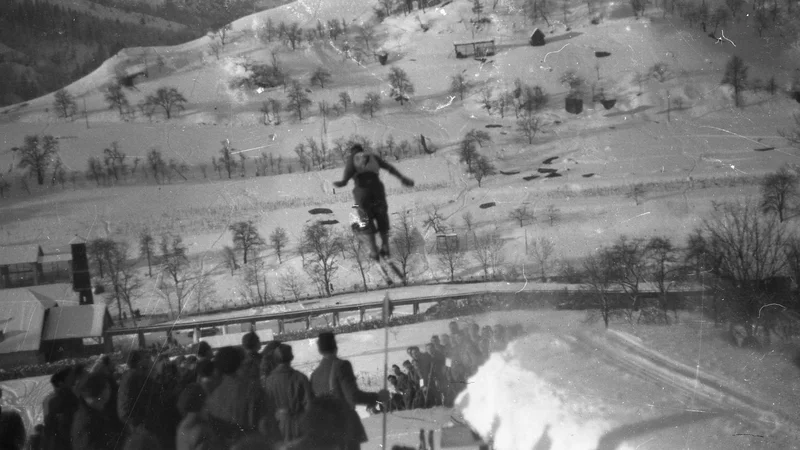 Fotografija: Nekateri prebivalci so na Partizanskih smučinah prvič videli smučarske skoke. FOTO: Dougan/Zbirka Muzeja novejše zgodovine Slovenije
