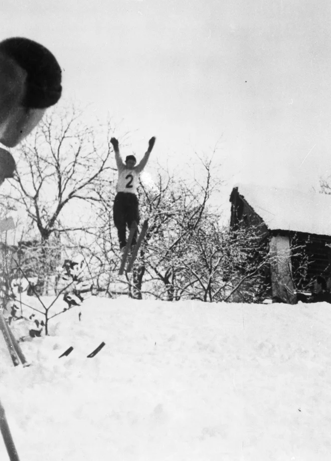 Partizanskih smučin se je 20. in 21. januarja 1945 udeležilo več kot 40 partizanov, ki so tekmovali v veleslalomu, patruljnem teku in skokih. FOTO: Zbirka Muzeja novejše zgodovine Slovenije
