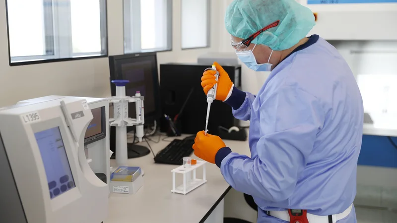 Fotografija: V laboratorijih vsak dan porabijo zelo velike količine različnega materiala. FOTO: Leon Vidic/Delo