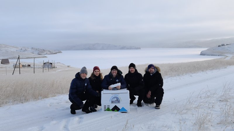Fotografija: Ekipa misije Triglavski ledenik v Peking ob Bajkalskem jezeru. Od leve proti desni: Tomaž Kejžar (AMZS), Alena Milkovič, Ciril Komotar, Marko Šalamun in Rok Trček. FOTO: Arhiv PLU
