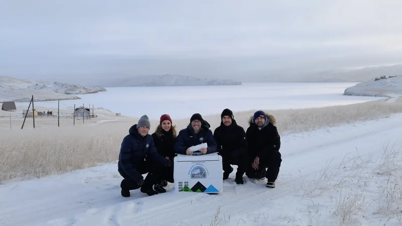 Fotografija: Ekipa misije Triglavski ledenik v Peking ob Bajkalskem jezeru. Od leve proti desni: Tomaž Kejžar (AMZS), Alena Milkovič, Ciril Komotar, Marko Šalamun in Rok Trček. FOTO: Arhiv PLU