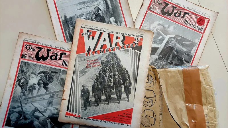 Fotografija: Prišel je paket z revijo War Illustrated, letnik 1939. In še trije kosi iz leta 1915. FOTO: Muzej tiska/Delo