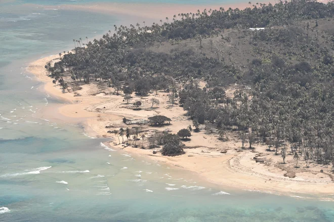 Otočje Tonga je še vedno pokrito s pepelom. Raziskovalci ameriške vesoljske agencije Nasa so izračunali, da je bila moč izbruha vulkana 500-krat večja od moči atomske bombe. FOTO: AFP
