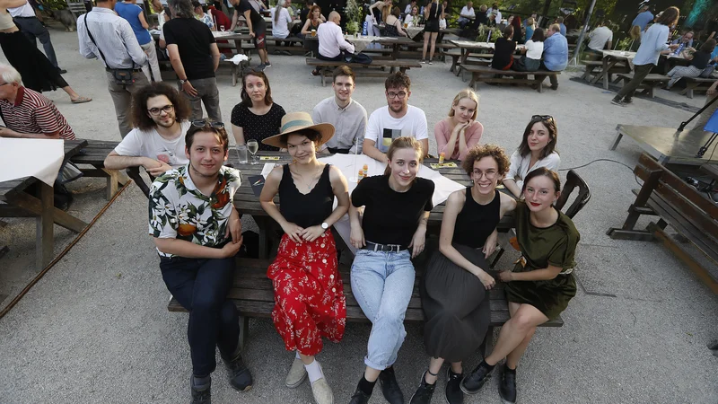 Fotografija: Tudi mladi pisci Delove rubrike Mlado pero največkrat vstopijo v literarni prostor prav prek literarnih spletnih portalov. Po besedah Eve Ule gre za prvi stik s širšim bralstvom, potencialno pa tudi s kritiko. FOTO: Leon Vidic