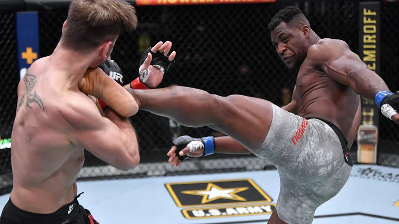 Fotografija: Kamerunski borec Francis Ngannou (desno) si je naslov svetovnega prvaka v težki kategoriji združenja UFC izbojeval marca lani s prepričljivo zmago nad Američanom hrvaškega rodu Stipetom Miočićem. FOTO: Jeff Bottari/Usa Today Sports
