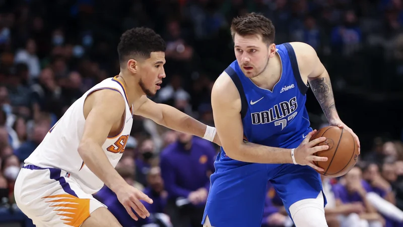 Fotografija: Luka Dončić in Devin Booker (levo) sta se spopadla na vso moč. FOTO: Kevin Jairaj/USA Today Sports