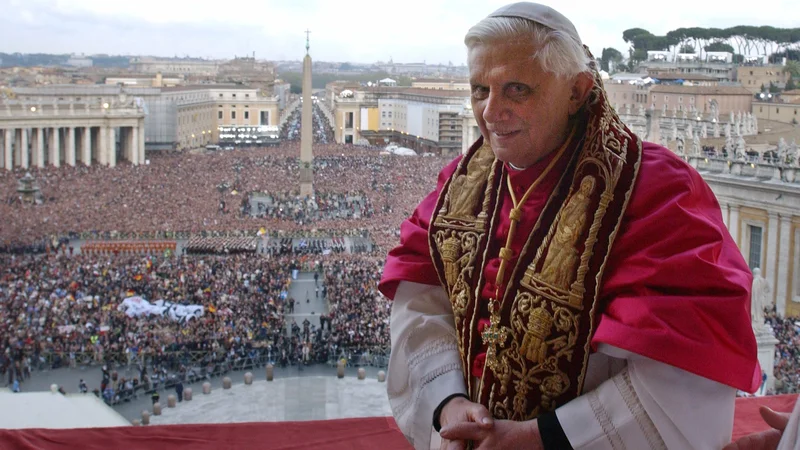 Fotografija: Pozivi nekdanjemu papežu Benediktu XVI, naj se opraviči za zlorabe v Cerkvi, ko je bil še kardinal, se množijo. FOTO: Reuters