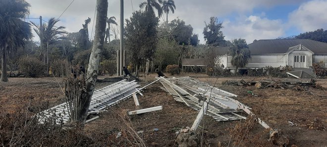 Posnetki z otoka prikazujejo zravnane stavbe, debele plasti pepela, podrte daljnovode in drevesa. FOTO: Marian Kupu/Reuters
