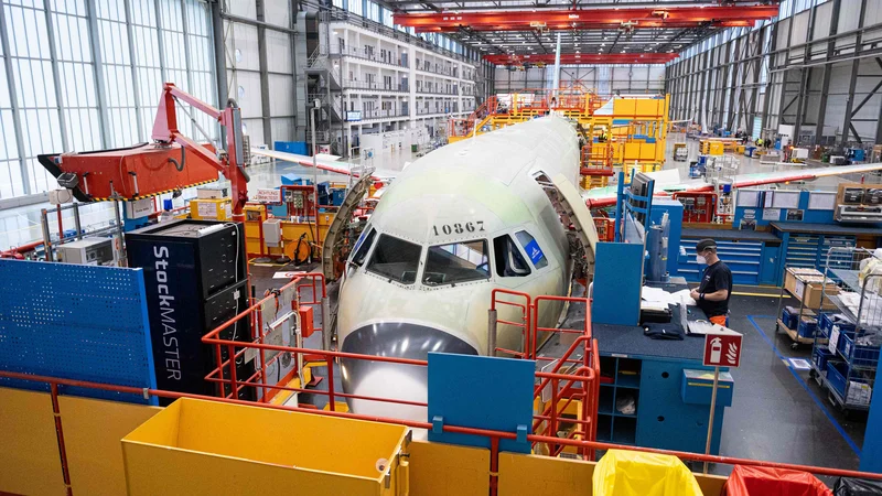 Fotografija: Airbus je lani dokončal in naročnikom izročil 611 letal, osem odstotkov več kot leto prej.
Foto Daniel Reinhardt/AFP