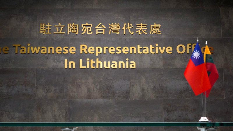 Fotografija: Kitajska se je lahko brez posledic spravila na Litvo, ker je stavila, da za malo državo ne stoji moč tretje največje svetovne ekonomije, temveč se bo v sporu z gigantom znašla sama. In tako je tudi bilo. FOTO: Janis Laizans/Reuters
