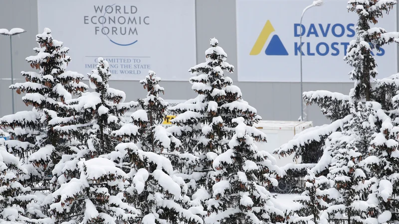 Fotografija: Zunaj idiličnega Davosa, kraja, kamor je nemški pisatelj in nobelovec Thomas Mann umestil svoj kultni roman Čarobna gora, postaja svet na začetku leta 2022 vse bolj zapleten in nepredvidljiv. FOTO: Arnd Wiegmann/Reuters
