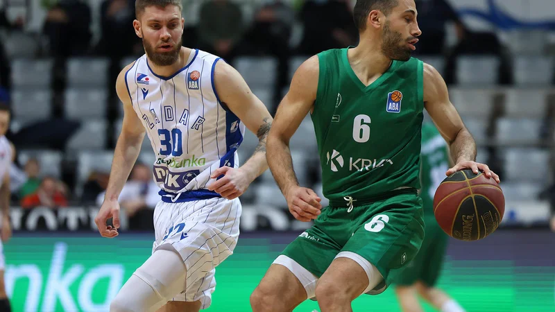 Fotografija: Rok Stipčević (z žogo) med obračunom Krke in Zadra v dvorani Krešimirja Ćosića na Višnjiku. FOTO: KK Zadar/Zvonko Kucelin
