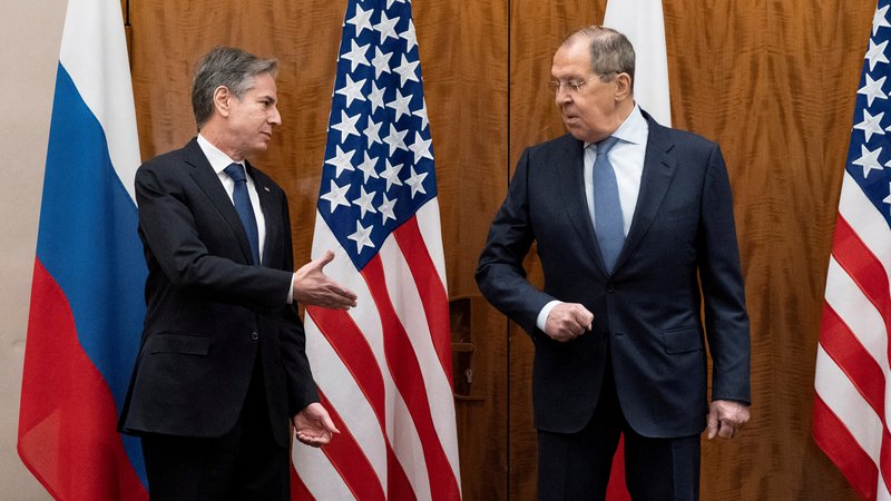 Fotografija: Ameriški zunanji minister Antony Blinken (levo) bo ruskemu kolegu Sergeju Lavrovu pisno odgovoril na zahteve Moskve. FOTO: Alex Brandon/Reuters
