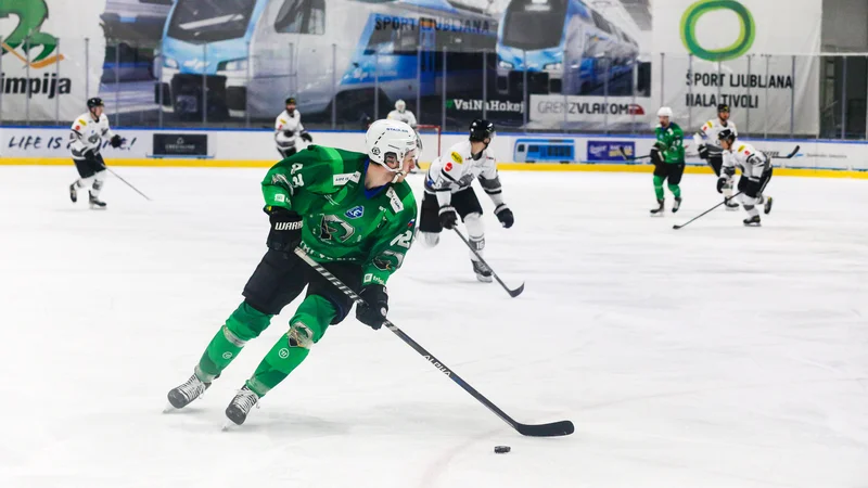 Fotografija: Hokejisti SŽ Olimpije so se veselili pomembne zmage na domačem ledu. FOTO: Črt Piksi
