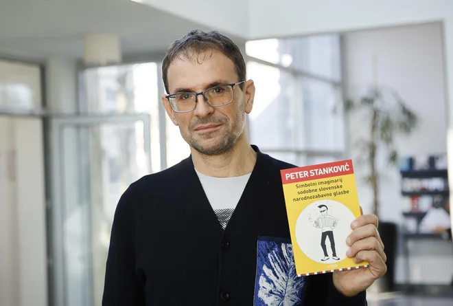 Peter Stanković se je predmeta raziskave lotil s seciranjem 20&nbsp;videospotov. FOTO: Jože Suhadolnik
