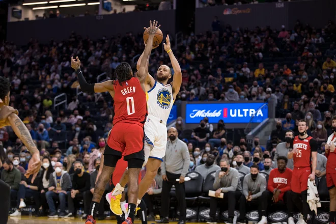 Stephen Curry je zadel v zadnji sekundi. FOTO: John Hefti/USA Today Sports
