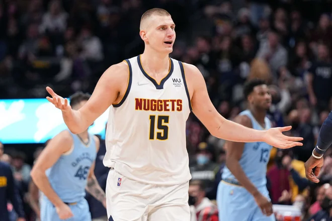 Nikola Jokić ni mogel preprečiti poraza. FOTO: Ethan Mito/AFP
