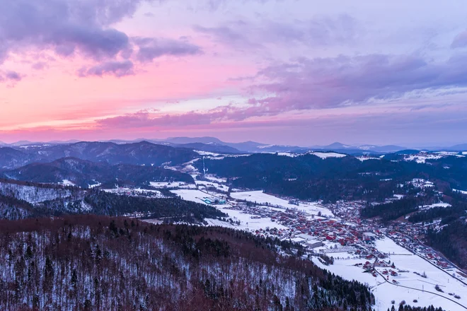 Sodražica v jutranji zarji. Foto Janez Kotar
