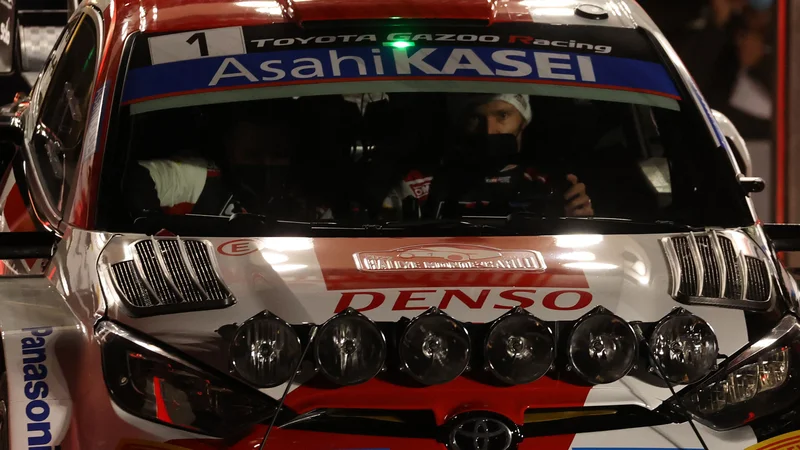 Fotografija: Sébastien Ogier s toyoto gre uspešno skozi relijske pasti monaške kneževine. FOTO: Valery Hache/AFP