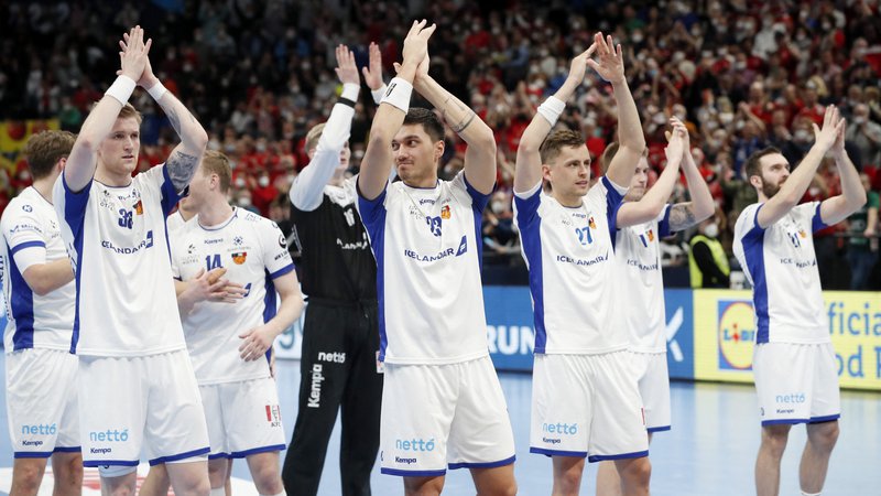 Fotografija: Islandski rokometaši so navdušili občinstvo proti favorizirani Franciji. FOTO: Bernadett Szabo/Reuters
