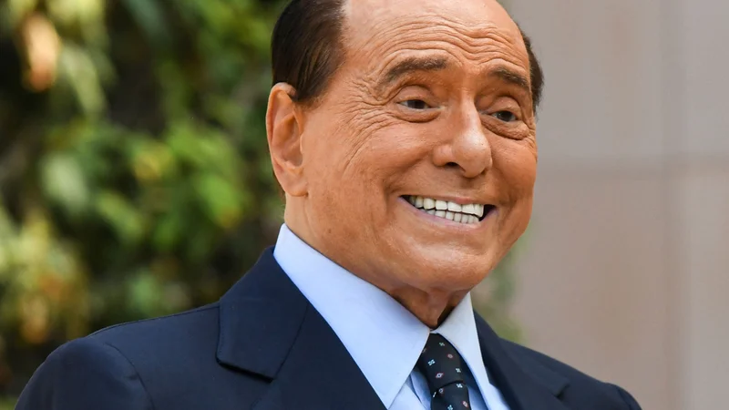 Fotografija: Berlusconijevi podporniki so ob njegovi kandidaturi izpostavljali predvsem njegove velike politične izkušnje, njegovi nasprotniki pa na drugi strani opozarjali na številne sodne postopke zaradi obtožb korupcije in finančnih prevar, pa tudi spolnih škandalov. FOTO: Piero Cruciatti/AFP