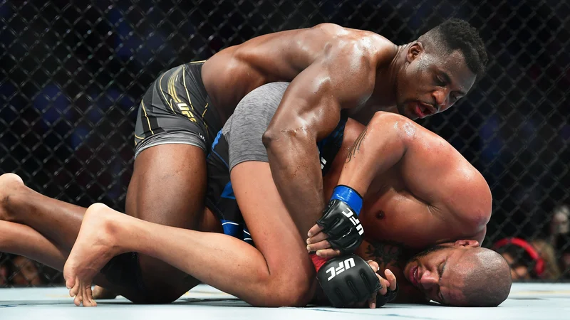 Fotografija: Francis Ngannou (zgoraj) je tokrat z rušenji jeziček na tehtnici prevesil na svojo stran in premagal Ciryla Gana. FOTO: Frederic J. Brown/AFP