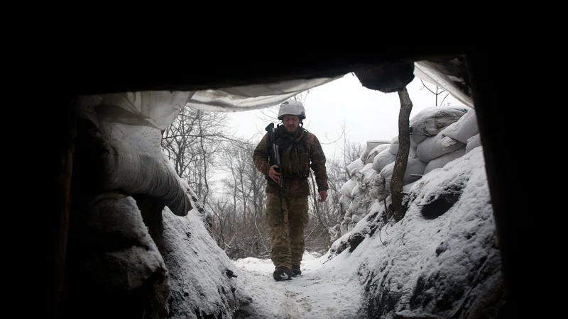 Fotografija: Pripadnik ukrajinskih oboroženih sil na razmejitveni črti med uporniki, ki jih podpira Rusija, blizu vasi Zolote v ukrajinski regiji Lugansk. FOTO: Anatolii Stepanov/AFP