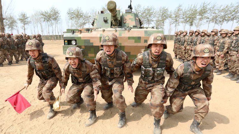Fotografija: Vojaki Ljudske osvobodilne vojske Kitajske se bodo težko branili pred Slovenci. FOTO: China Stringer Network/Reuters Pictures
