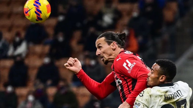 Fotografija: Zlatan Ibrahimović je v svoji bogati karieri igral za največje klube na svetu, zato lahko daje nasvete tudi takšnim zvezdnikom, kot je 17 let mlajši Kyilian Mbappe. FOTO: Miguel Medina/AFP