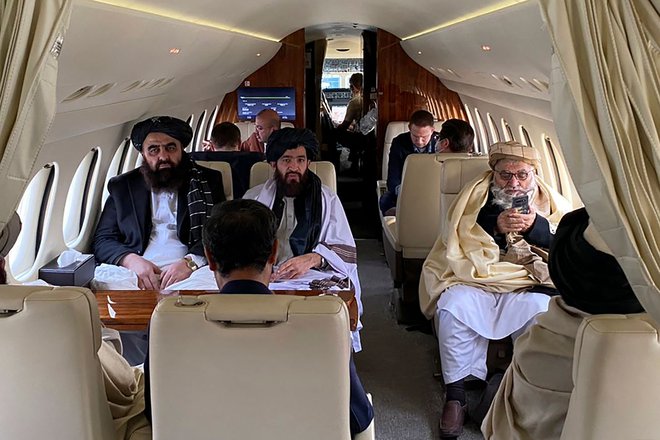 Afganistanski zunanji minister Amir Khan Mutaki (levo) in drugi predstavniki talibskih oblasti na kabulskem letališču pred vzletom proti Oslu. FOTO: Afp

