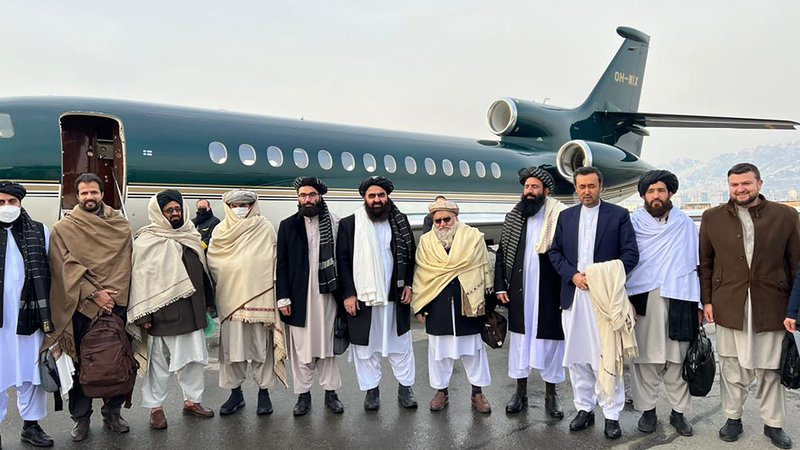 Fotografija: Predstavniki talibske delegacije so včeraj zvečer pristali na letališču Gardermoen na Norveškem. FOTO: Afp
