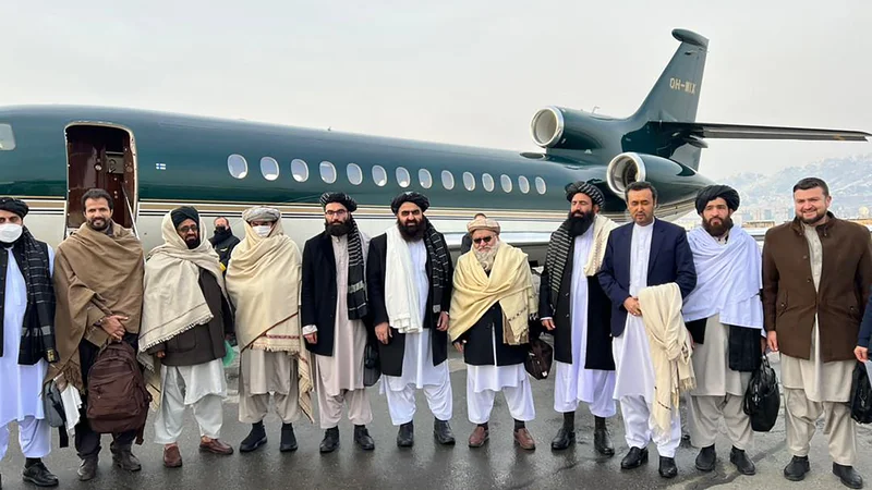 Fotografija: Predstavniki talibske delegacije so včeraj zvečer pristali na letališču Gardermoen na Norveškem. FOTO: Afp