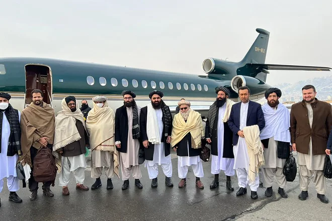 Predstavniki talibske delegacije&nbsp;so včeraj zvečer pristali na letališču&nbsp;Gardermoen na Norveškem. FOTO:&nbsp;Afp
